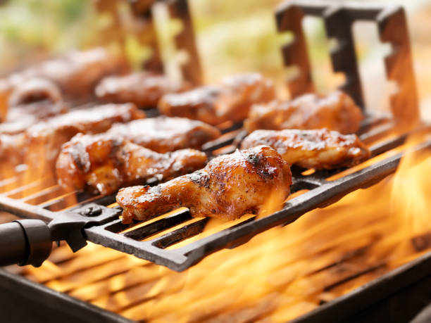 ailes de poulet à la sauce bbq - barbecue grill focus outdoors horizontal photos et images de collection