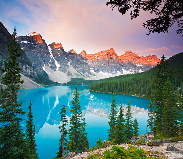 en el primer semáforo en lago moraine - dawn mountain range mountain canadian rockies fotografías e imágenes de stock