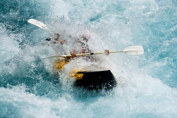 white water rafting auf - white water rafting outdoor pursuit rafting rapid stock-fotos und bilder