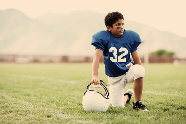 campo de fútbol dreams - youth league american football childhood helmet fotografías e imágenes de stock