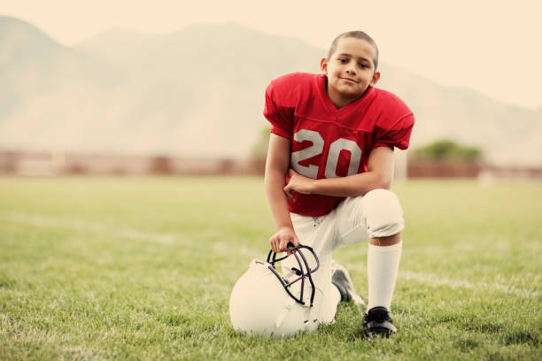 young jugador de fútbol - youth league american football childhood helmet fotografías e imágenes de stock