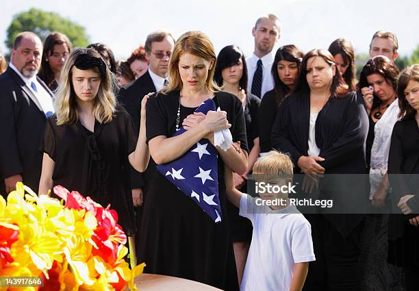 Rodziny Na Pogrzebie - zdjęcia stockowe i więcej obrazów Trumna - Trumna, Cmentarz, Flaga