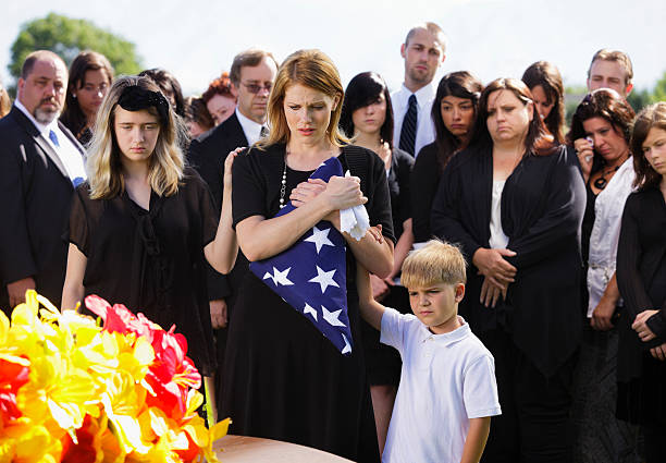 família em um funeral - cemetery child mourner death imagens e fotografias de stock