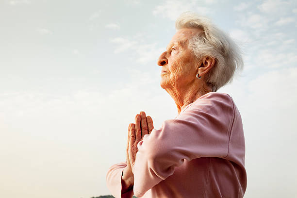 старший женщина, медитации утро - aging process morning outdoors horizontal стоковые фото и изображения