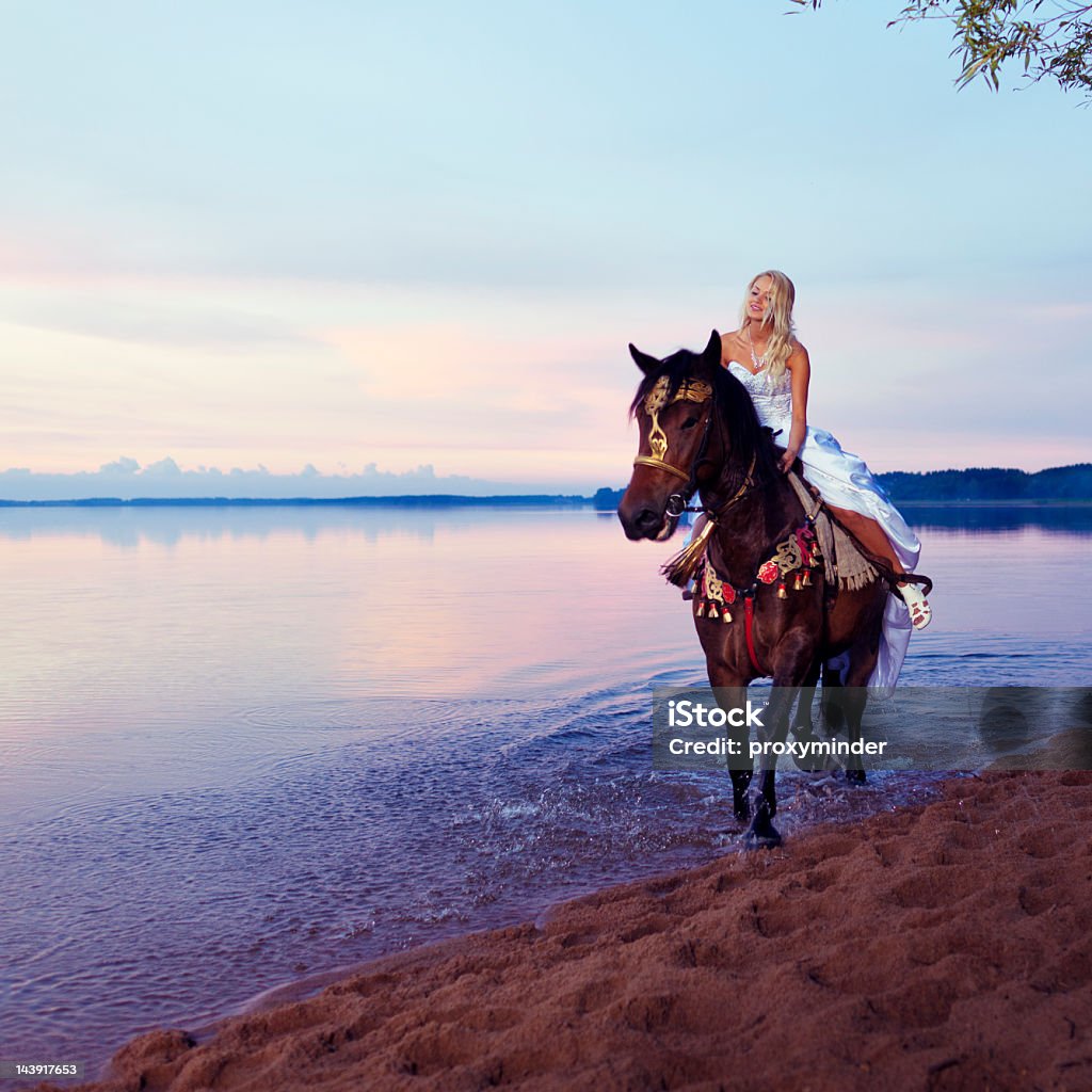 Невеста Езда на лошади - Стоковые фото Белый роялти-фри