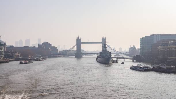 piękny widok na tower bridge, wielka brytania z szarym tłem nieba - london england thames river sky tower zdjęcia i obrazy z banku zdjęć