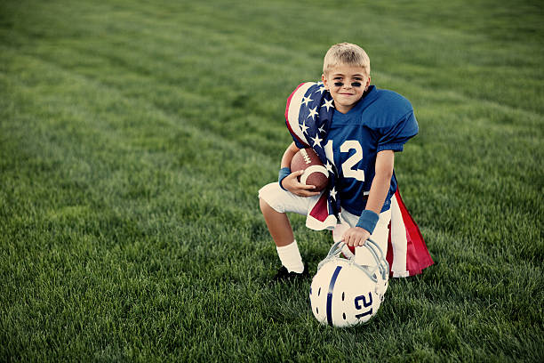 jugador de fútbol americano - youth league american football childhood helmet fotografías e imágenes de stock