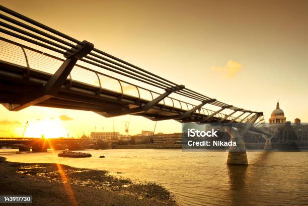 Tramonto A Londra - Fotografie stock e altre immagini di Millennium Bridge - Londra - Millennium Bridge - Londra, Ambientazione esterna, Architettura