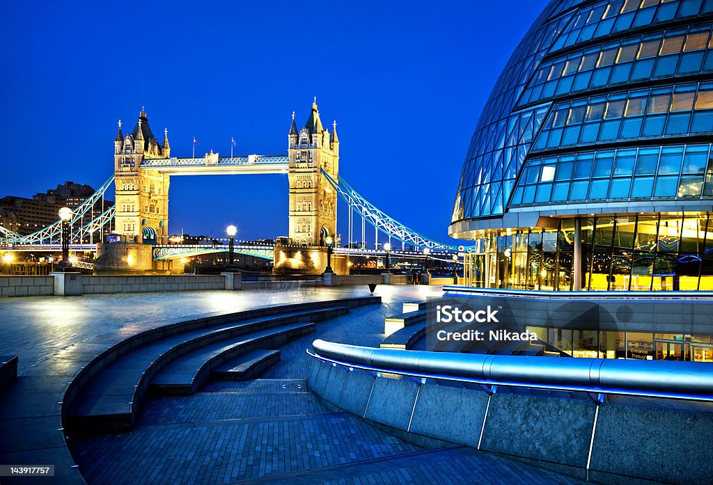 Tower bridge y city hall de londres - Foto de stock de Nuevo libre de derechos