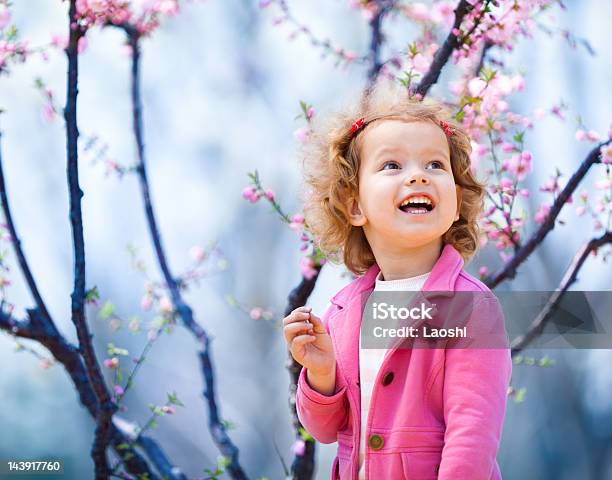 Hermosa Chica Foto de stock y más banco de imágenes de Flor de cerezo - Flor de cerezo, Niño, Cerezo