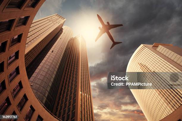 Torres De Negócios Com Uma Silhueta De Avião - Fotografias de stock e mais imagens de Abstrato - Abstrato, Anoitecer, Ao Ar Livre