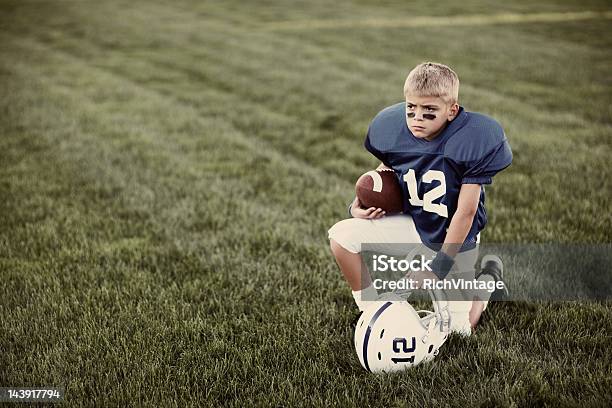 Футбол Портрет — стоковые фотографии и другие картинки Ребёнок - Ребёнок, Американский футбол, Игрок в американский футбол