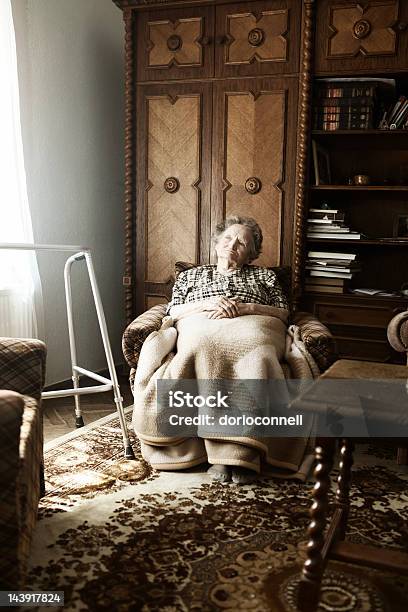 Verloren In Gedanken Stockfoto und mehr Bilder von Seniorinnen - Seniorinnen, Sessel, Sitzen