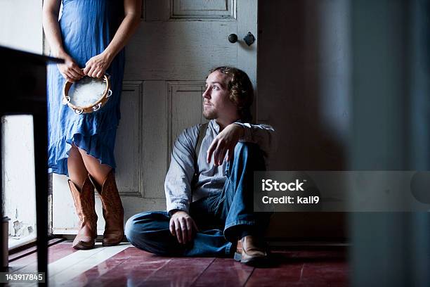 Mann Sitzt Im Türrahmen Aus Dunklem Zimmer Mit Blick Stockfoto und mehr Bilder von Tamburin