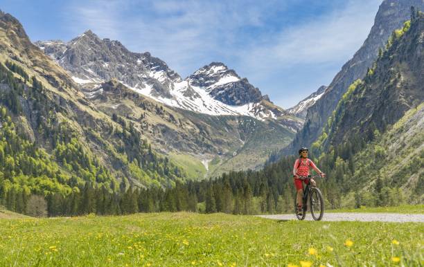 mulher sênior na bicicleta elétrica da montanha - oberstdorf - fotografias e filmes do acervo