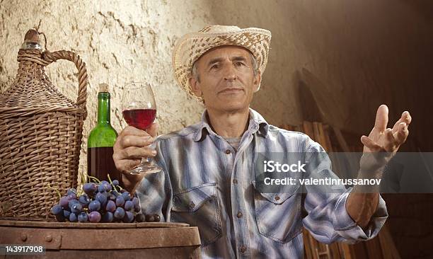 Mann Verkostung Wein Stockfoto und mehr Bilder von Alkoholisches Getränk - Alkoholisches Getränk, Altertümlich, Cabernet Sauvignon-Traube
