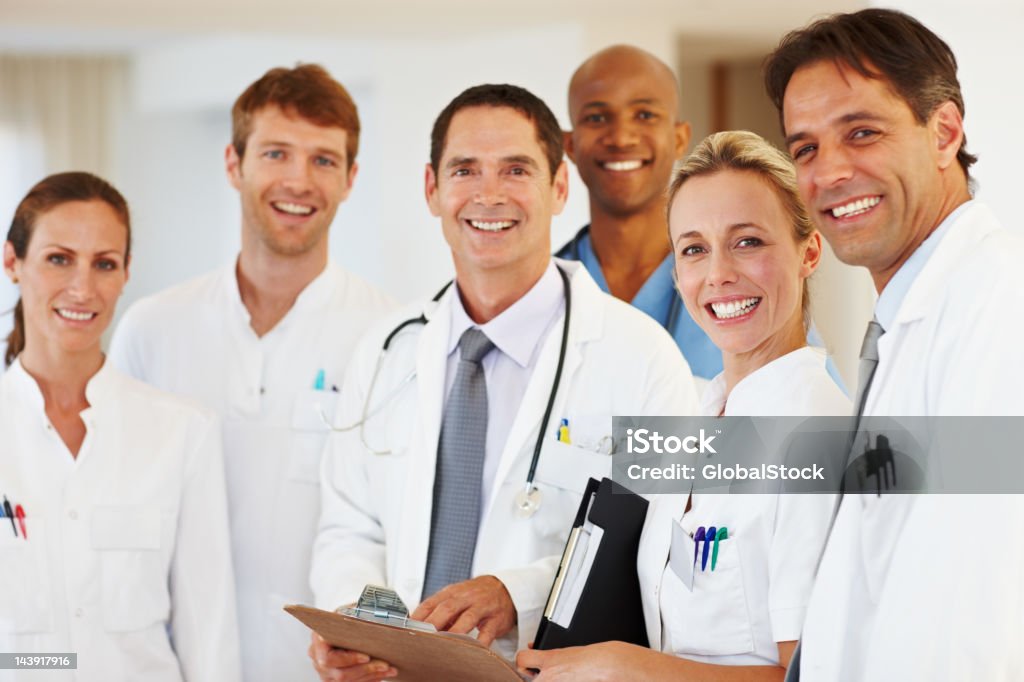 Sonriendo equipo médico - Foto de stock de 40-49 años libre de derechos