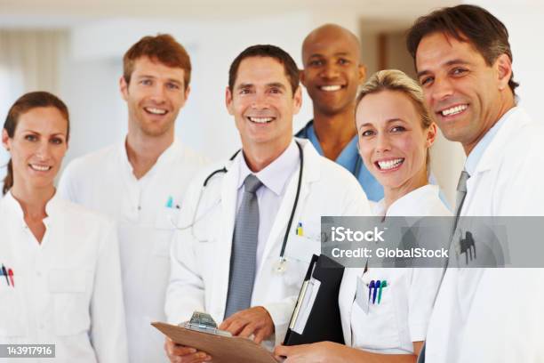 Sorridente Team Medico - Fotografie stock e altre immagini di Adulto - Adulto, Adulto in età matura, Apparecchiatura medica