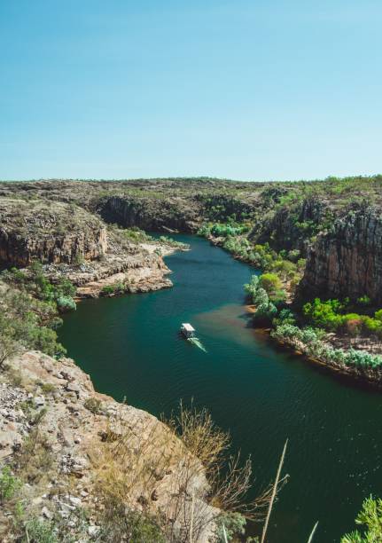 beautiful view of maguk gorge lake with green cliffs in kakadu, australia on a sunny day - kakadu imagens e fotografias de stock