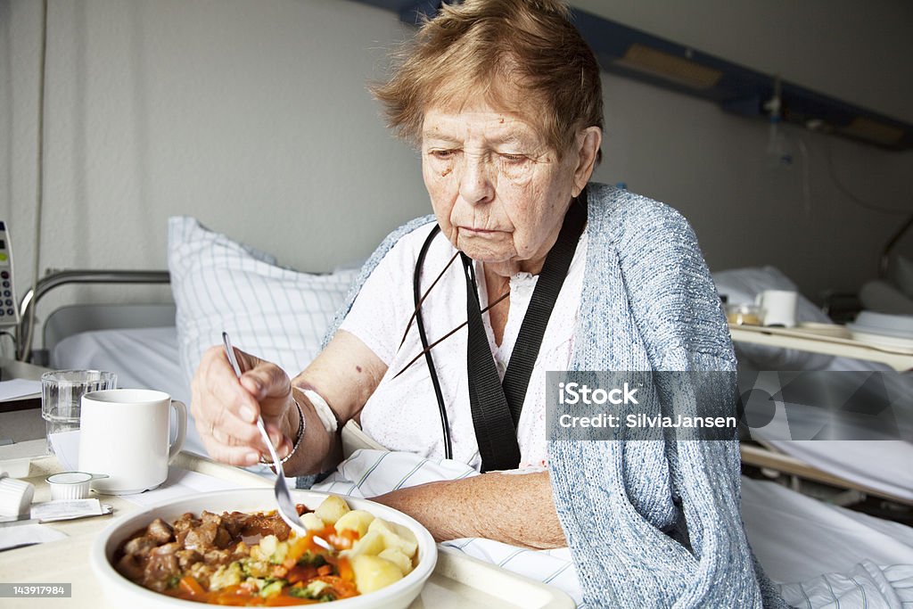 Femme âgée à l'hôpital manger - Photo de Hôpital libre de droits