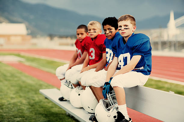 futbol amerykański graczy - football child american football team zdjęcia i obrazy z banku zdjęć