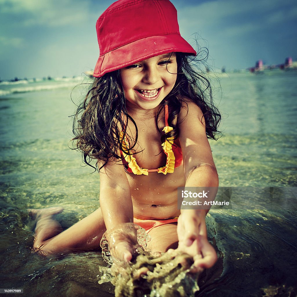 Bambini sulla spiaggia - Foto stock royalty-free di Acqua