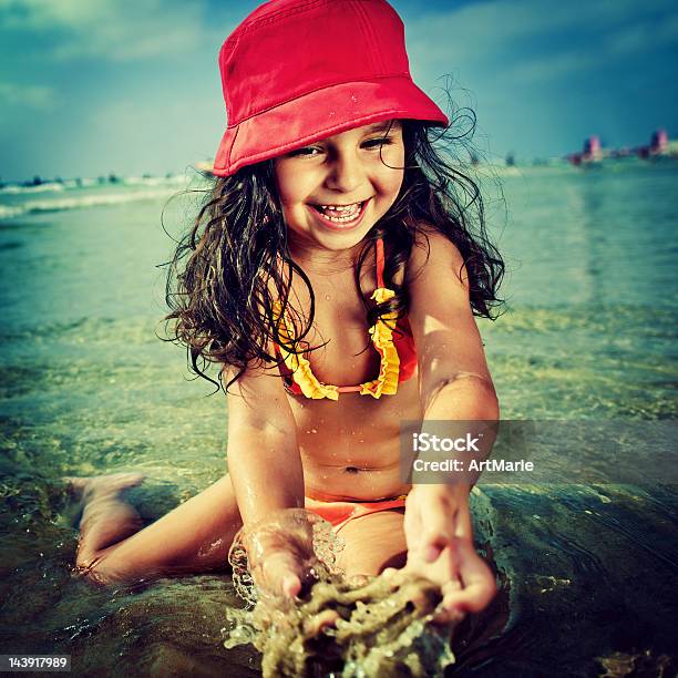 Bambini Sulla Spiaggia - Fotografie stock e altre immagini di Acqua - Acqua, Acqua stagnante, Allegro