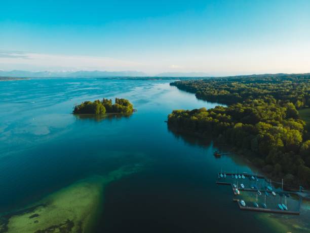 vista aérea da ilha das rosas no lago starnberg - lake mountain range mountain deep - fotografias e filmes do acervo