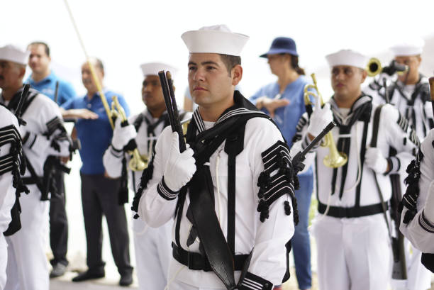 fuzileiro com seu rifle de carga durante evento - armed forces latin american and hispanic ethnicity saluting marines - fotografias e filmes do acervo