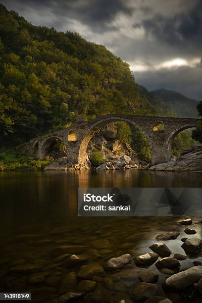 Photo libre de droit de Twilightdessus De La Rivière De Montagne Et Ancien Pont Gothique banque d'images et plus d'images libres de droit de Alpes européennes