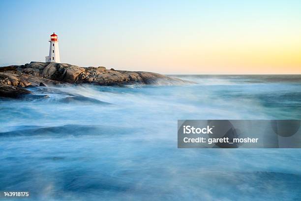 Peggys Cove Después Del Huracán Irene Foto de stock y más banco de imágenes de Faro - Estructura de edificio - Faro - Estructura de edificio, Canadá, Agua