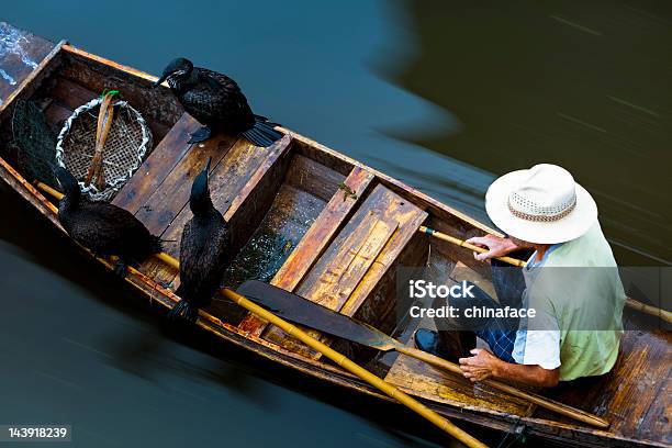 Chiński Tradycyjny Rybak Na Rzekę - zdjęcia stockowe i więcej obrazów Rybak - Rybak, Słomiany kapelusz, Ujęcie z góry