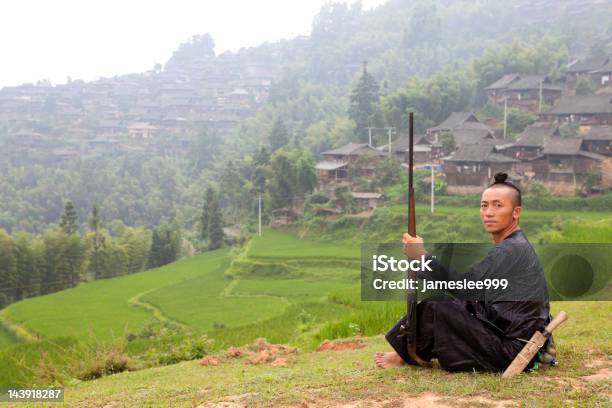 Arrogante Gunner - Fotografias de stock e mais imagens de Minoria Miao - Minoria Miao, Adulto, Aldeia