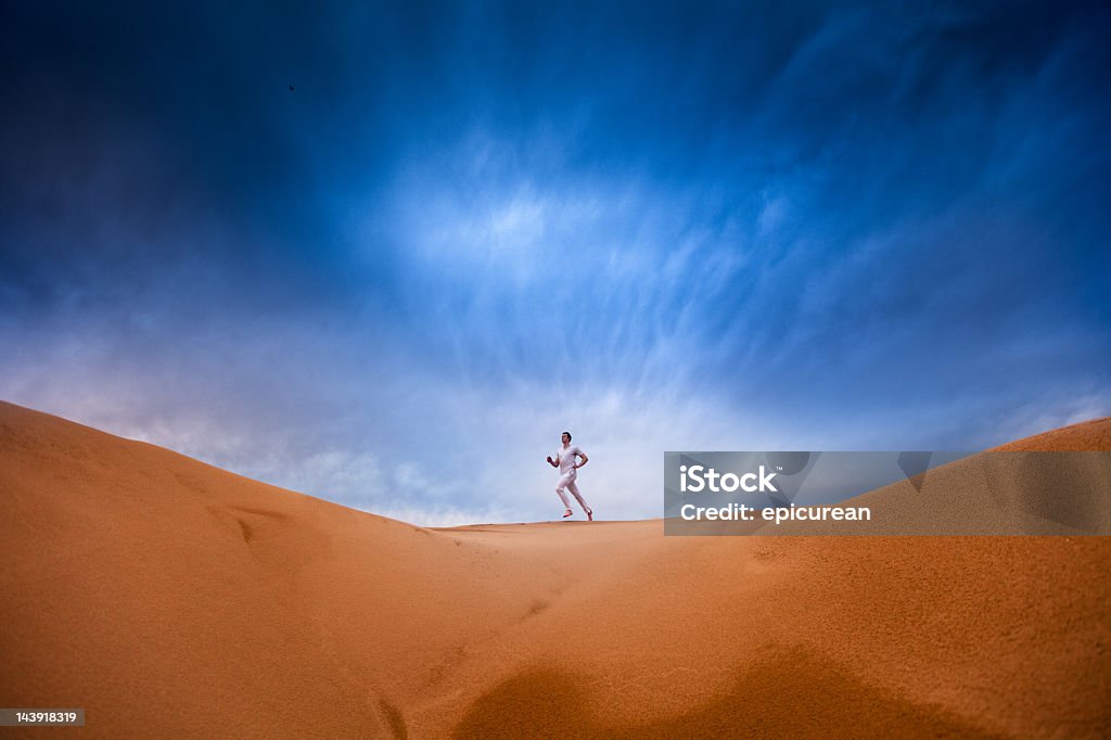 Blanc courir en solitaire sur une colline - Photo de De petite taille libre de droits