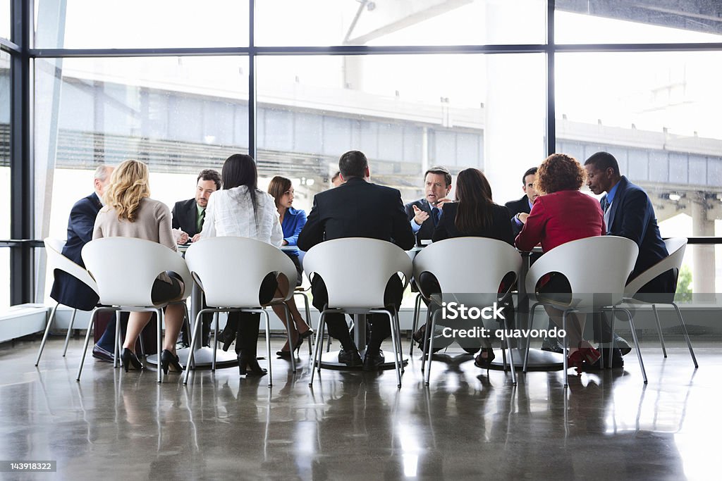 Réunion d'affaires entre collègues dans une grande Table de conférence sur un bureau en verre - Photo de Grand groupe de personnes libre de droits