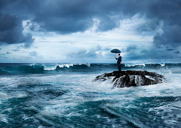 preoccupato uomo d'affari - storm sea business uncertainty foto e immagini stock