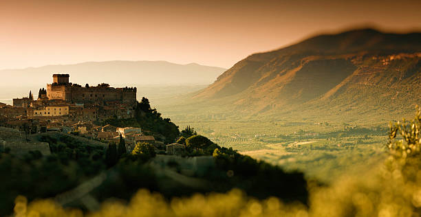 ville de sermoneta, italie - lazio photos et images de collection