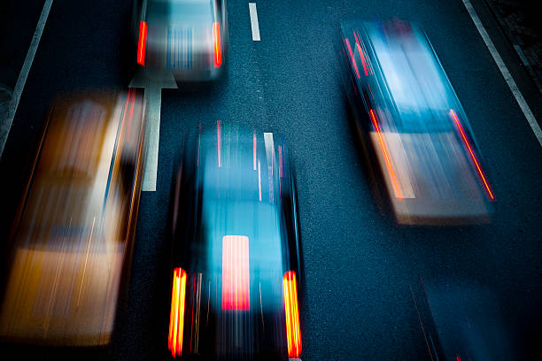 trafic de nuit - lighting equipment night traffic highway photos et images de collection