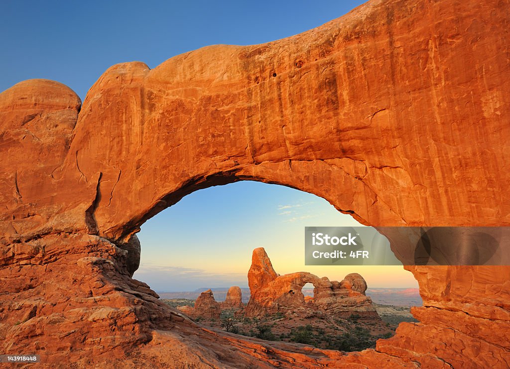 Turret Arch durch die North Window bei Sonnenaufgang (XXXL - Lizenzfrei Arches-Nationalpark Stock-Foto