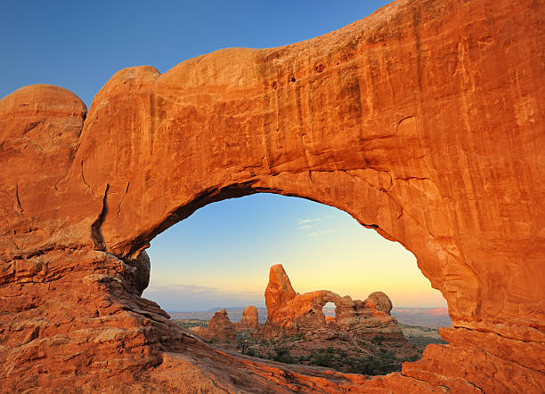 タレットアーチ型の窓からはノースで日の出（xxxl - arches national park 写真 ストックフォトと画像