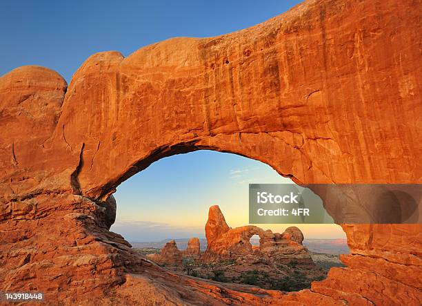 Foto de Pequena Torre Arco Vista Através Da Janela Do Norte No Sunrise Xxxl e mais fotos de stock de Parque Nacional Arches