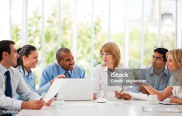 Foto de Equipe De Negócios Em Uma Reunião e mais fotos de stock de Comunidade - Comunidade, Finanças, Grupo Multiétnico