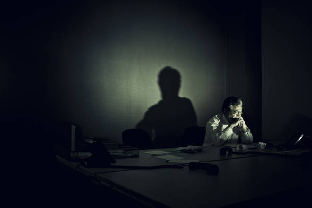 salientou empresário sentado isolado em seu escritório - ansiedade financeira imagens e fotografias de stock