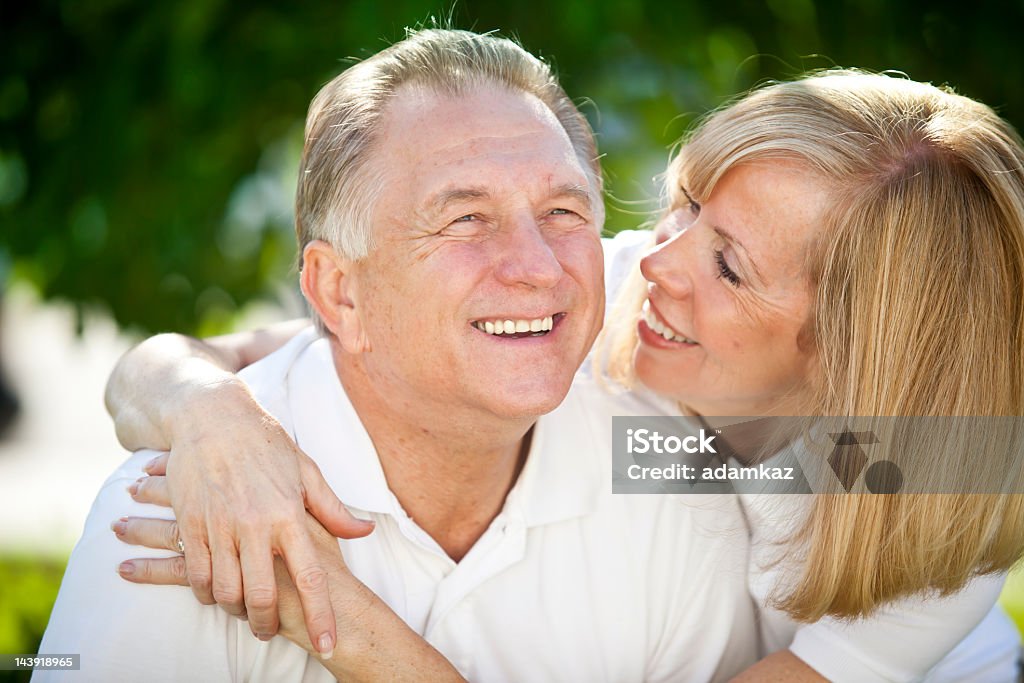 Atractiva pareja Senior: Informal momento - Foto de stock de Mirada de reojo libre de derechos