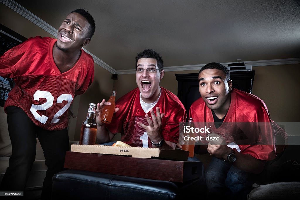 Amigos assistindo futebol na TV - Foto de stock de Futebol Americano royalty-free