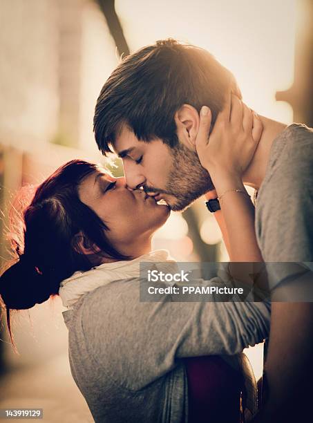 Paar Küssen Bei Sonnenuntergang Stockfoto und mehr Bilder von Abenddämmerung - Abenddämmerung, Angesicht zu Angesicht, Attraktive Frau