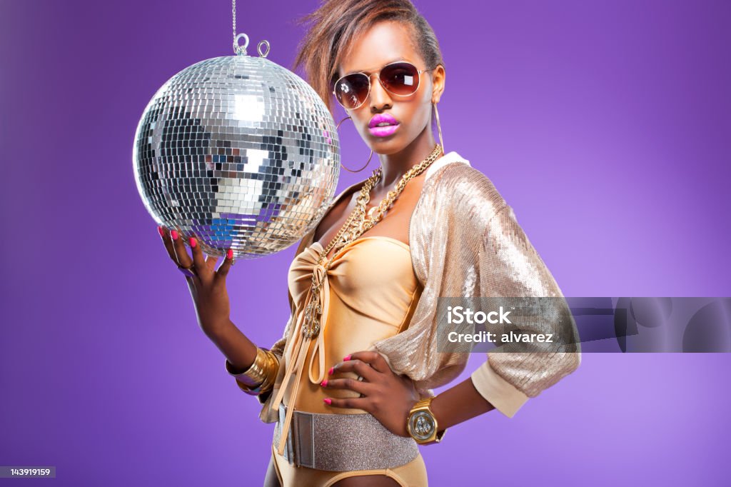 Modelo de moda com bola de discoteca - Foto de stock de Discoteca royalty-free