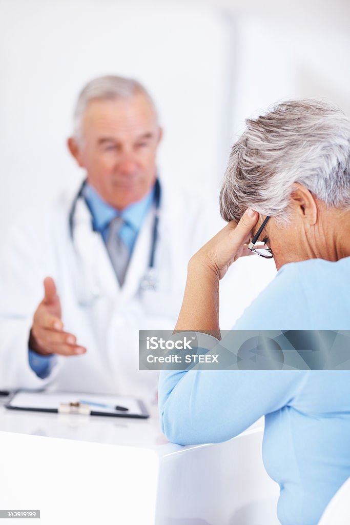 Nieszczęśliwy pacjenta z lekarzem - Zbiór zdjęć royalty-free (Lekarz)