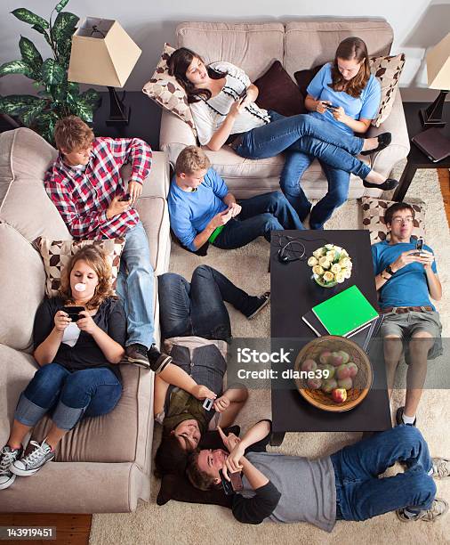 Teenager Sms In Einem Wohnzimmer Stockfoto und mehr Bilder von Teenager-Alter - Teenager-Alter, Sofa, Freundschaft