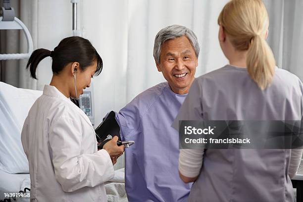 Médicos Analizar Hombre Senior Paciente Foto de stock y más banco de imágenes de 20 a 29 años - 20 a 29 años, 20-24 años, 30-39 años